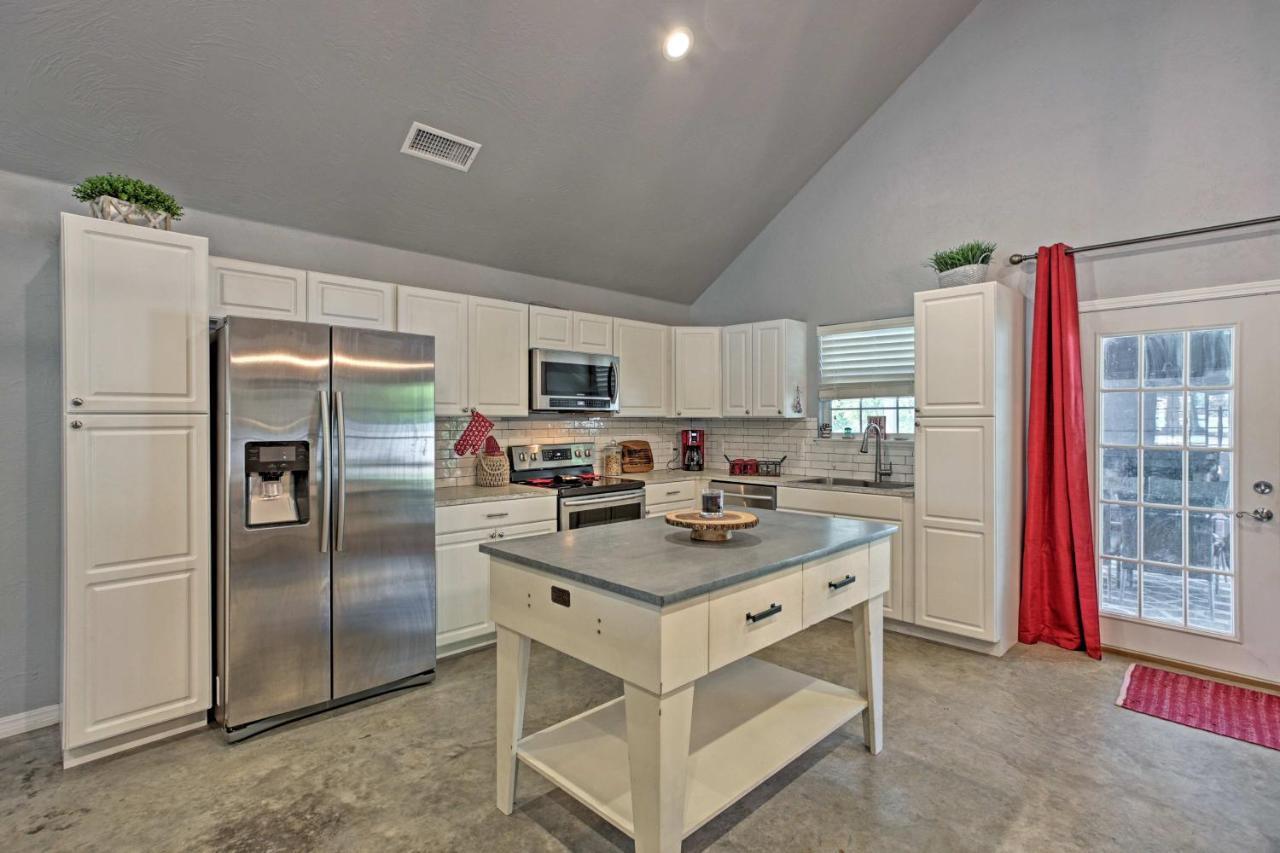 Modern Retreat With Gas Grill - Walk To Lake Texoma! Kingston Exterior photo