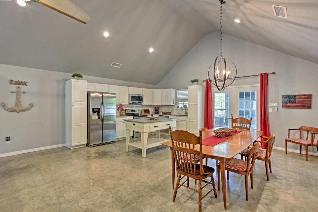 Modern Retreat With Gas Grill - Walk To Lake Texoma! Kingston Exterior photo
